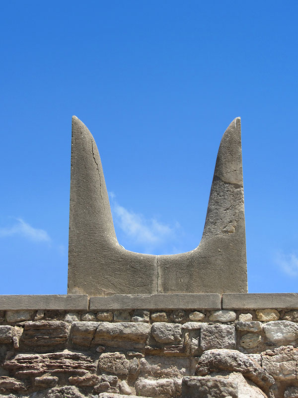 edit_minotaur-horns-knossos-crete_25659730